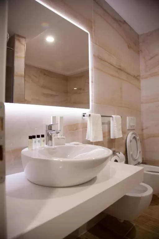 Royal G Hotel _ SPA 10 - STD DBL City View NO Blc 3.jpg